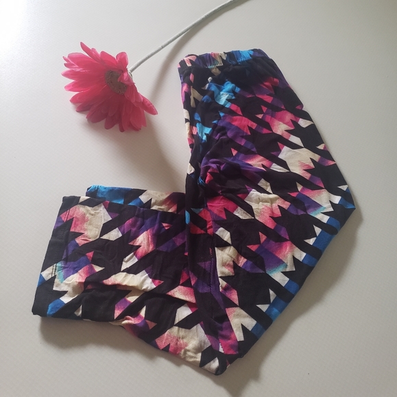 New Super Soft Patterned Tights/Capris - Picture 5 of 5